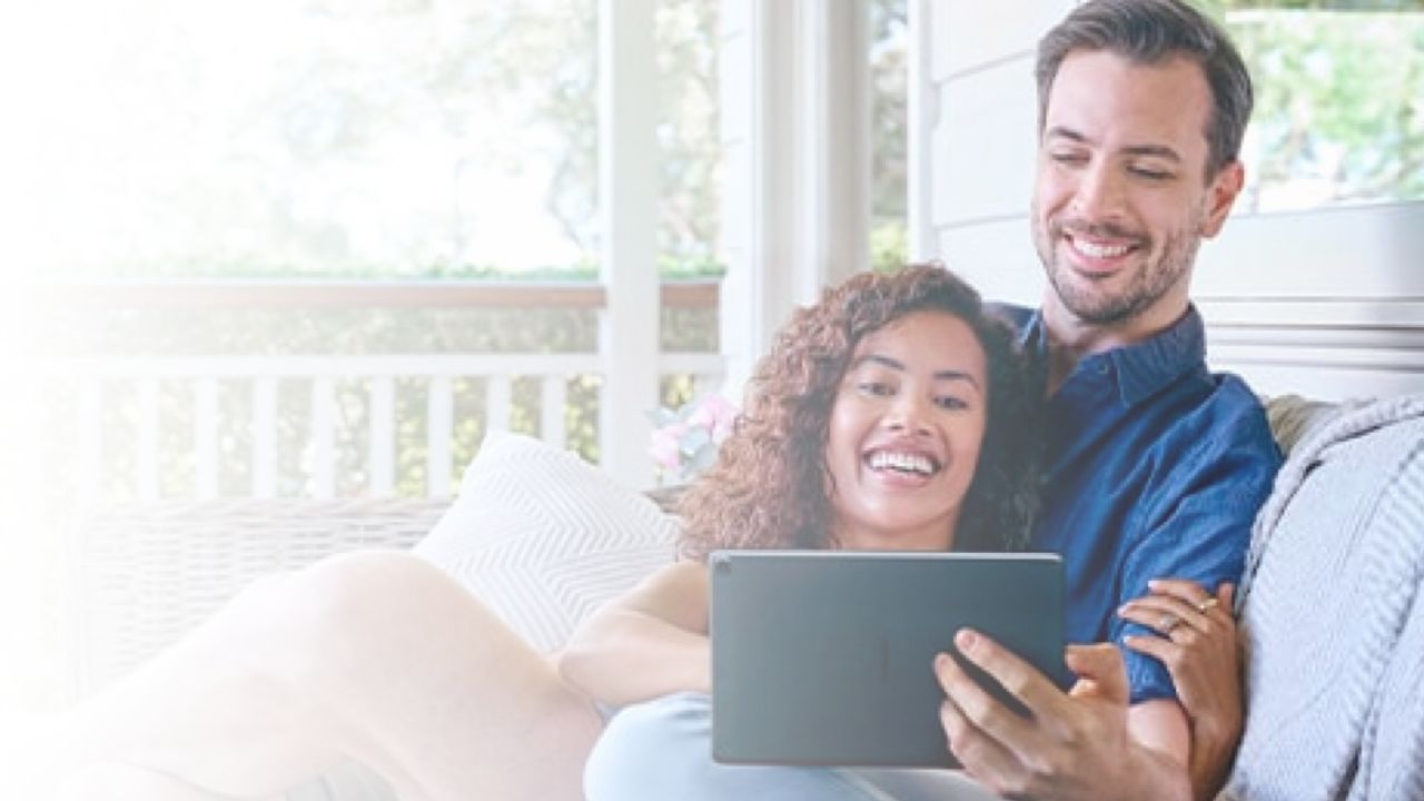 Un couple profite d'une connexion Internet à la maison